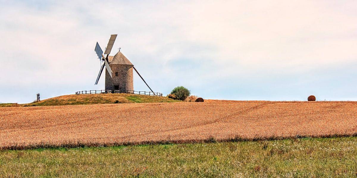 www.itinari.com/fr/discover-the-moulin-de-moidrey-a-stunning-norman-windmill-08w1